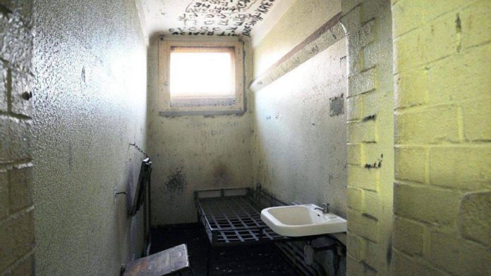 Etwa fünf Quadratmeter groß sind die Zellen in dem ehemaligen Polizeigefängnis im Klapperfeld. Foto: Andreas Arnold