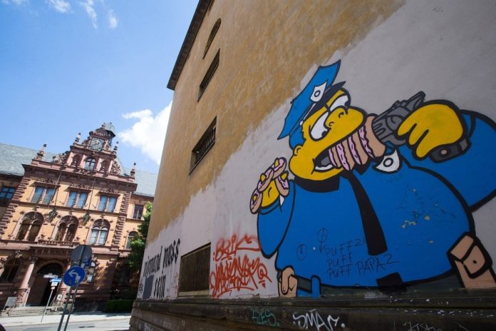 Feindbild: »Bullen«-Graffito an der Klapperfeld-Fassade. (© Helmut Fricke)