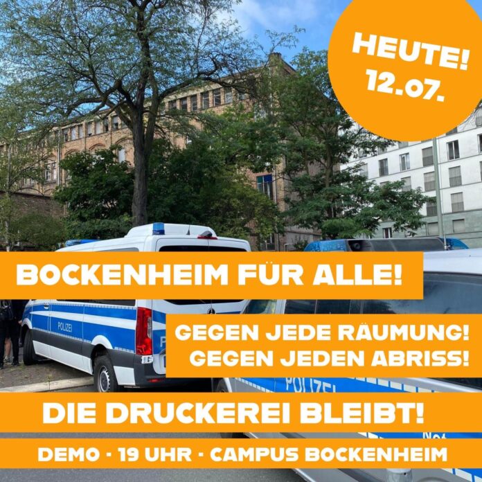 Sharepic: Bockenheim für Alle – Gegen jeden Räumung! Gegen jeden Abriss! Die Druckerei bleibt! Demo: Heute 12.07. 19 Uhr Campus Bockenheim (Das Foto im Hintergrund zeigt die Dondorf-Druckerei mit Polizeiautos im Vordergrund)